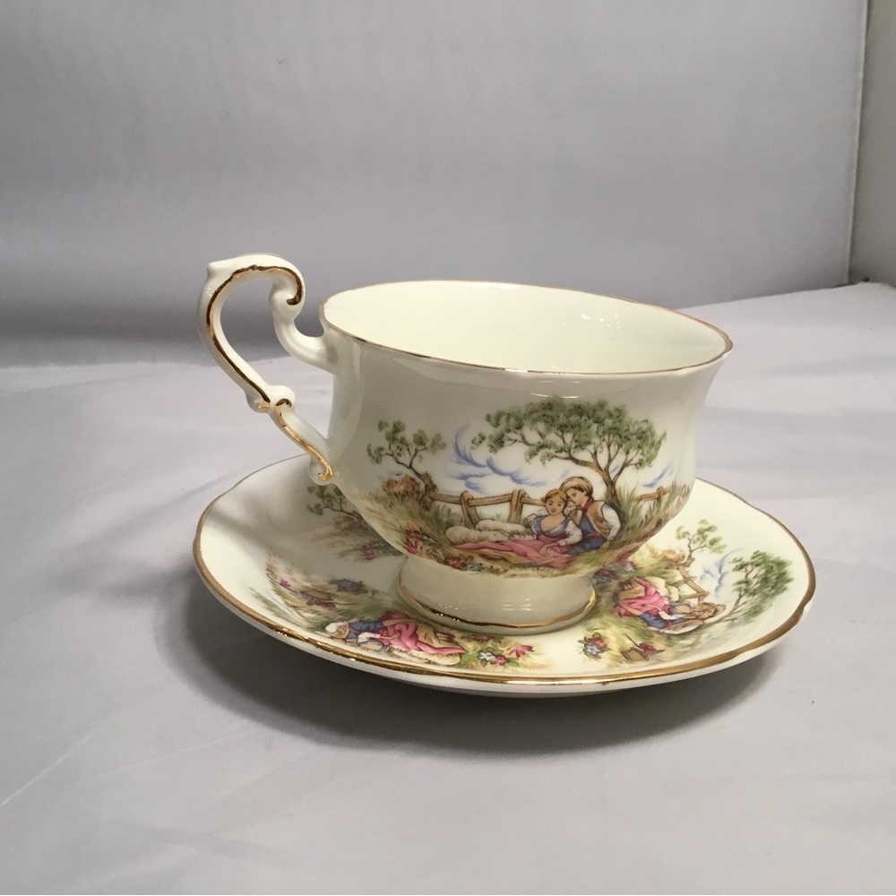Royal CREST FINE BONE CHINA COURTING COUPLE‎ TEA CUP